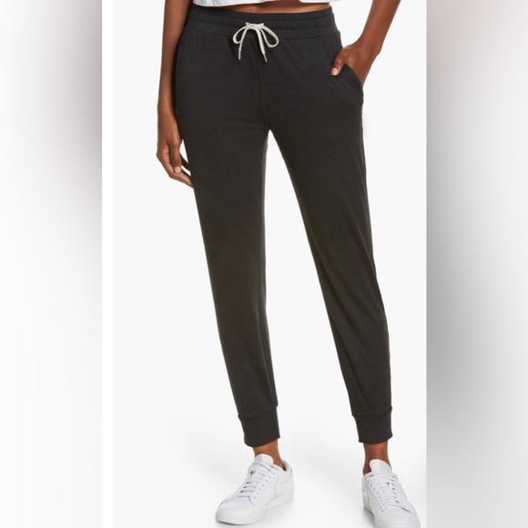 Vuori Women's Performance Jogger in Black Heather - Picture 1 of 5